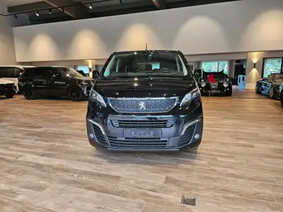 Peugeot Traveller 2.0 BlueHDi 180 ch — 8 places, spacieux et économe — Heckansicht