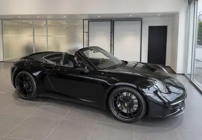 Porsche 911 Carrera 4 GTS Cabriolet — 480 ch, toit ouvert, garantie Porsche — vue extérieure