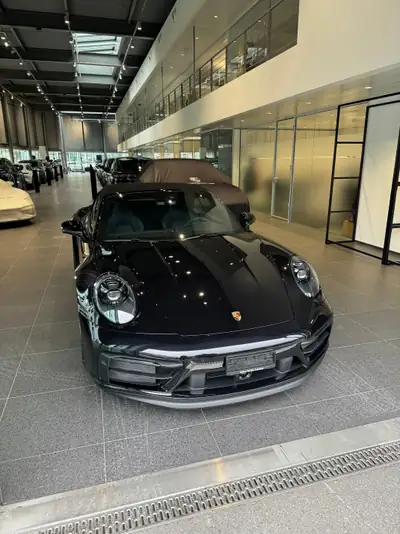 Porsche 911 Carrera 4 GTS Cabriolet — 480 ch, toit ouvert, garantie Porsche — côté