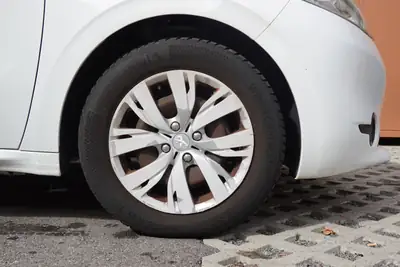 Peugeot 208 1.2 VTi — Citadine fiable, régulateur de vitesse, véhicule suisse — Armaturenbrett