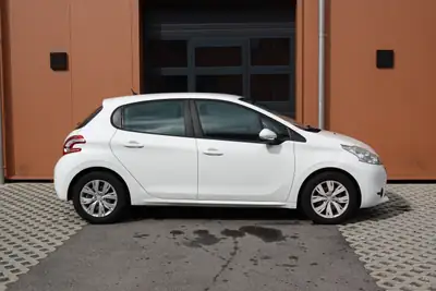 Peugeot 208 1.2 VTi — Citadine fiable, régulateur de vitesse, véhicule suisse — Innenraum
