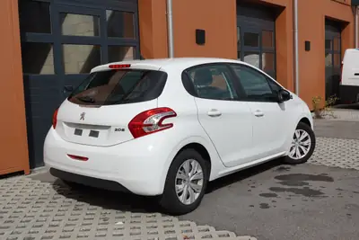 Peugeot 208 1.2 VTi — Citadine fiable, régulateur de vitesse, véhicule suisse — Miniatur 7