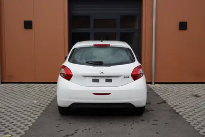 Peugeot 208 1.2 VTi — Citadine fiable, régulateur de vitesse, véhicule suisse — Miniatur 9