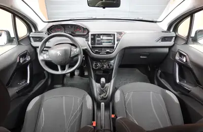Peugeot 208 1.2 VTi — Citadine fiable, régulateur de vitesse, véhicule suisse — Miniatur 11