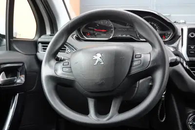 Peugeot 208 1.2 VTi — Citadine fiable, régulateur de vitesse, véhicule suisse — Miniatur 12