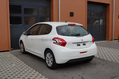 Peugeot 208 1.2 VTi — Citadine fiable, régulateur de vitesse, véhicule suisse — Miniatur 10