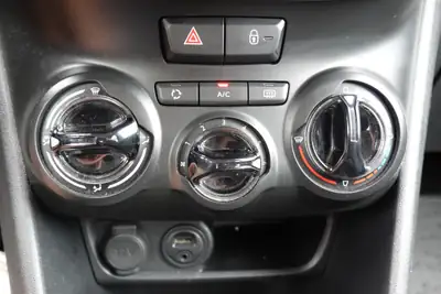 Peugeot 208 1.2 VTi — Citadine fiable, régulateur de vitesse, véhicule suisse — Miniatur 14