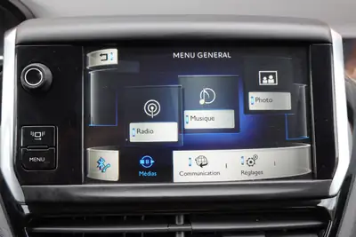 Peugeot 208 1.2 VTi — Citadine fiable, régulateur de vitesse, véhicule suisse — Miniatur 15