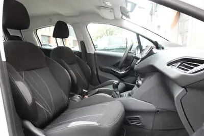 Peugeot 208 1.2 VTi — Citadine fiable, régulateur de vitesse, véhicule suisse — Miniatur 17