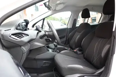 Peugeot 208 1.2 VTi — Citadine fiable, régulateur de vitesse, véhicule suisse — Miniatur 16