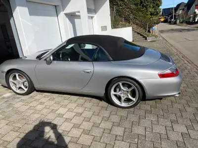 Porsche 911 3.6 Carrera 4 — Cabriolet légendaire, 320 ch et transmission manuelle — Seitenansicht