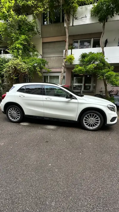 Mercedes-Benz GLA 200 d Style 4MATIC — SUV compact diesel, 42 000 km seulement — côté