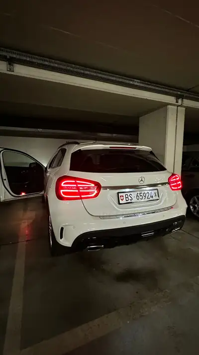 Mercedes-Benz GLA 200 d Style 4MATIC — SUV compact diesel, 42 000 km seulement — tableau de bord