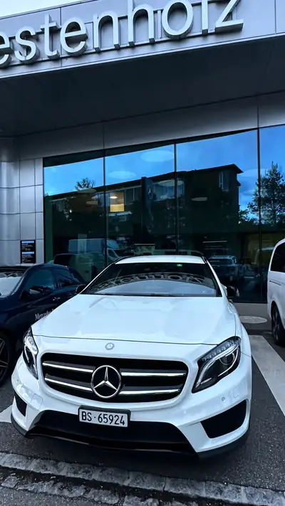 Mercedes-Benz GLA 200 d Style 4MATIC — SUV compact diesel, 42 000 km seulement — intérieur