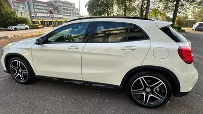 Mercedes-Benz GLA 200 d Style 4MATIC — SUV compact diesel, 42 000 km seulement — Miniature 8