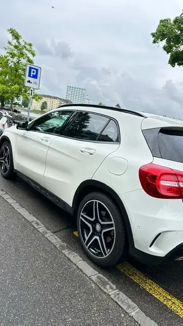 Mercedes-Benz GLA 200 d Style 4MATIC — SUV compact diesel, 42 000 km seulement — Miniature 10
