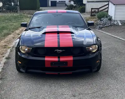 Ford Mustang 5.0 V8 GT Premium — Muscle car légendaire, moteur 417 ch — side view