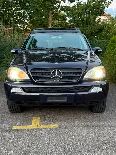 Mercedes-Benz ML 350 — SUV 7 places, tout-terrain fiable et spacieux — exterior view