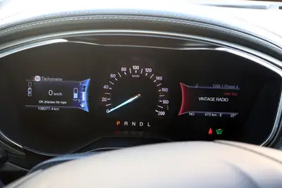 Ford Mondeo 2.0 HEV 187 Vignale — Break hybride élégant, entretien récent — Thumbnail 10