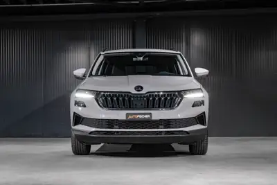 Skoda Karoq 2.0 TDI Fresh 4x4 DSG — SUV robuste, peu kilométré, garantie 5 ans — vista posteriore