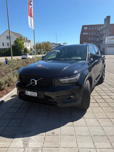 Volvo XC40 1.5 T5 TE R-Design — SUV hybride rechargeable, 52'000 km, noir métallisé — vista esterna