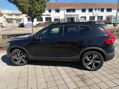 Volvo XC40 1.5 T5 TE R-Design — SUV hybride rechargeable, 52'000 km, noir métallisé — vista posteriore