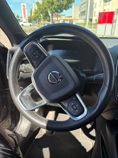Volvo XC40 1.5 T5 TE R-Design — SUV hybride rechargeable, 52'000 km, noir métallisé — cruscotto