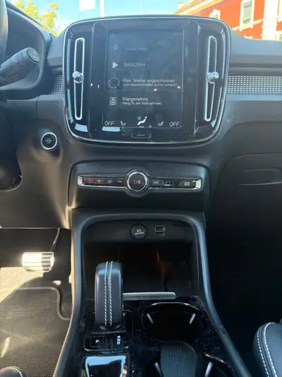 Volvo XC40 1.5 T5 TE R-Design — SUV hybride rechargeable, 52'000 km, noir métallisé — dettaglio