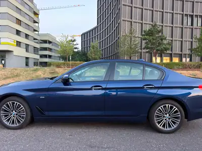 BMW 530i xDrive 2017 — Berline élégante, moteur efficient et transmission intégrale — fianco