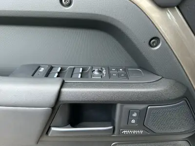 Land Rover Defender 110 V8 Octa — Le SUV premium ultime avec 635 ch et service inclus — Miniatur 19