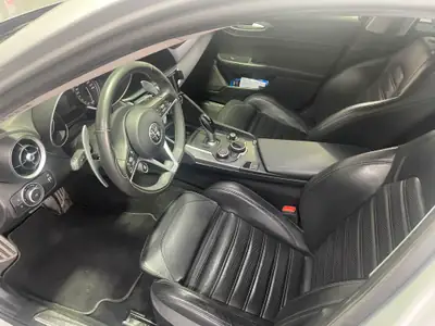 Alfa Romeo Giulia 2.0 Q4 Veloce — Berline sportive 280 ch, transmission intégrale — interior