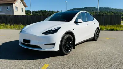 Tesla Model Y Long Range Dual Motor — SUV électrique haute performance, 41 777 km — vista esterna