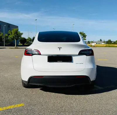 Tesla Model Y Long Range Dual Motor — SUV électrique haute performance, 41 777 km — interni
