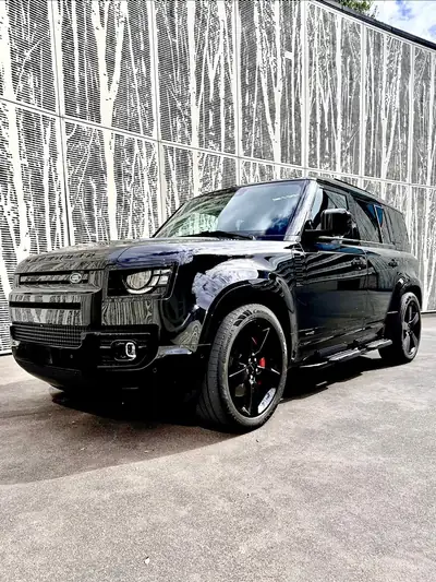 Land Rover Defender 5.0 V8 X — Le SUV légendaire en version performance 425 ch — Heckansicht