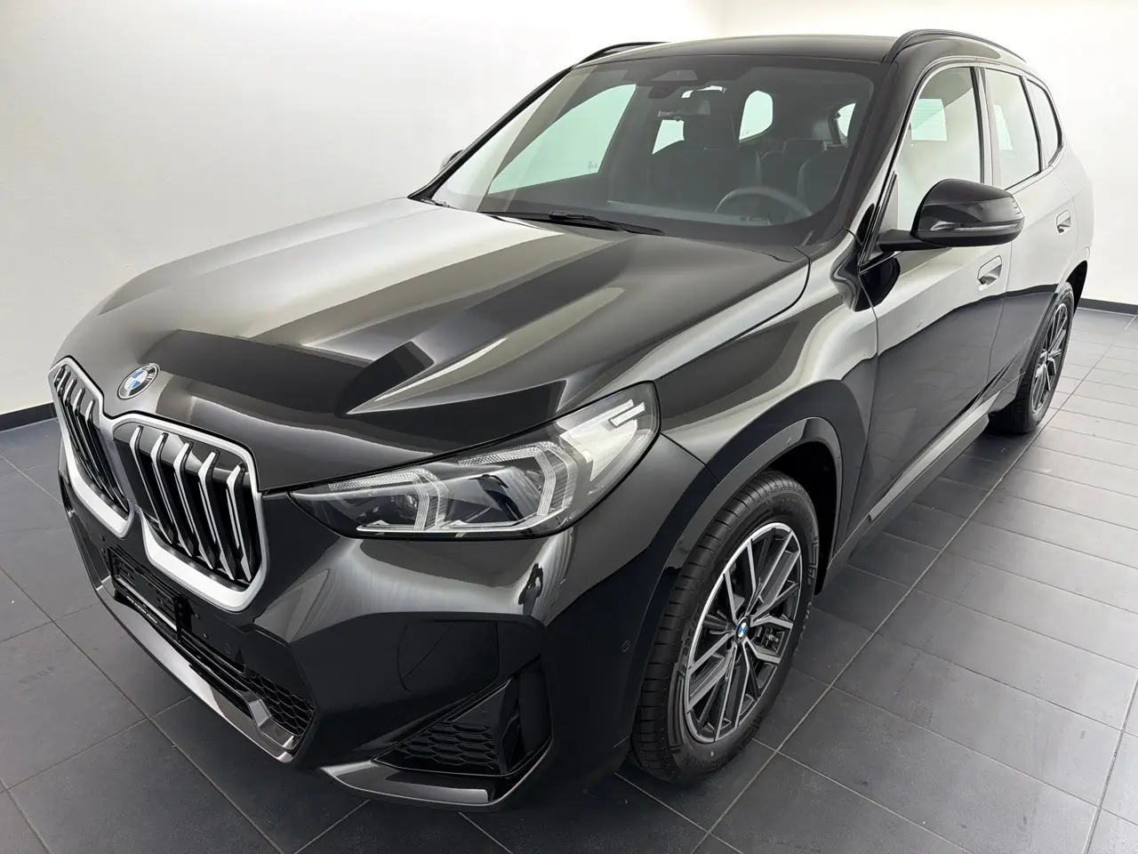 BMW X1 sDrive 18i M Sport 2026 — SUV compact sportif, première main, faible kilométrage — Außenansicht