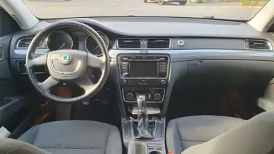 Skoda Superb Combi 2.0 TDi Elegance — Break spacieux, moteur fiable et récemment révisé — Detail