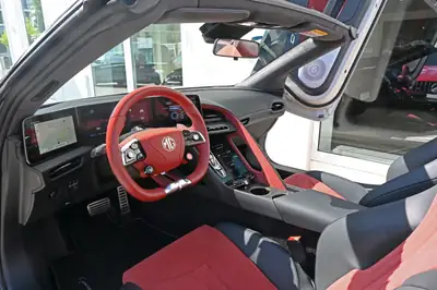 MG Cyberster 77kWh 4WD — Cabriolet électrique sportif, premier propriétaire suisse — Miniature 8