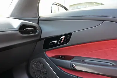 MG Cyberster 77kWh 4WD — Cabriolet électrique sportif, premier propriétaire suisse — Miniature 17