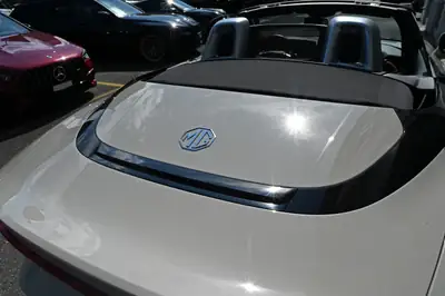 MG Cyberster 77kWh 4WD — Cabriolet électrique sportif, premier propriétaire suisse — Miniature 20