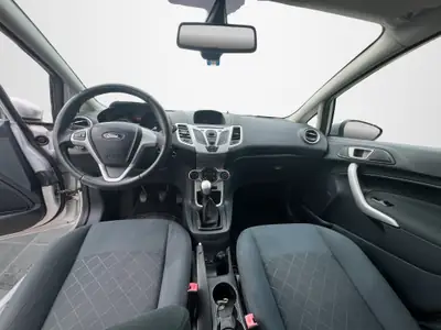 Ford Fiesta 1.4 16V Trend 2012 — Citadine fiable avec 2 jeux de roues inclus — Miniatura 13