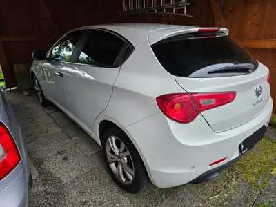Alfa Romeo Giulietta 1.4 TB Progression — Élégance italienne, moteur turbo dynamique — côté