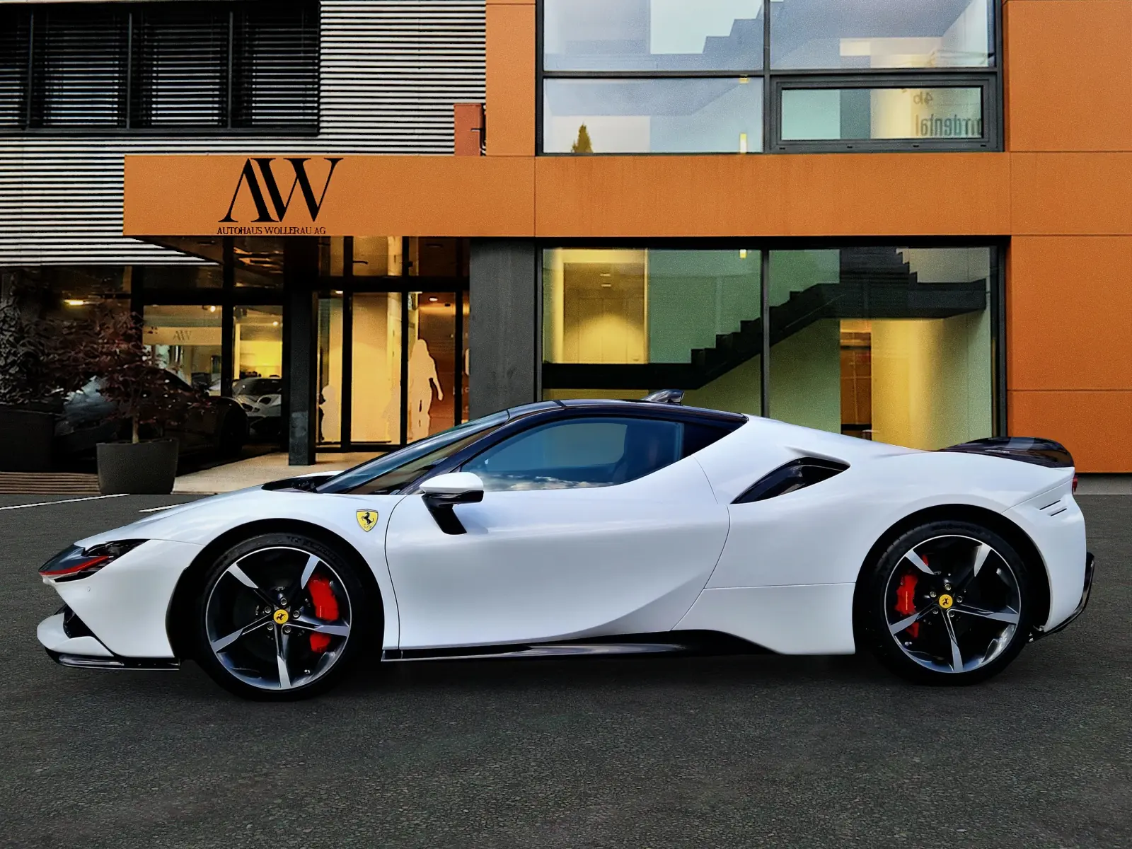 Ferrari SF90 Stradale — Hypercar hybride rechargeable, 780 ch, seulement 4000 km