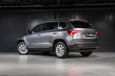 Skoda Karoq 1.5 TSI Fresh DSG — SUV compact fiable, garantie 5 ans usine — fianco