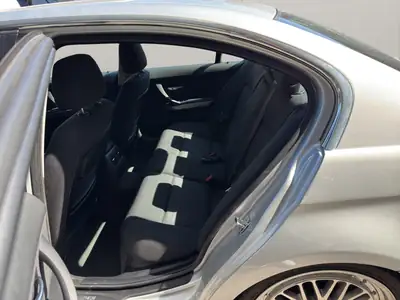 BMW 325i — Berline élégante 2006, moteur performant et finition premium — détail