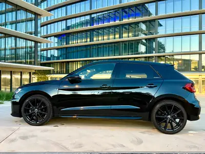Audi A1 1.0 TFSI S Line — Citadine dynamique, cameras 360°, boîte DSG — side view