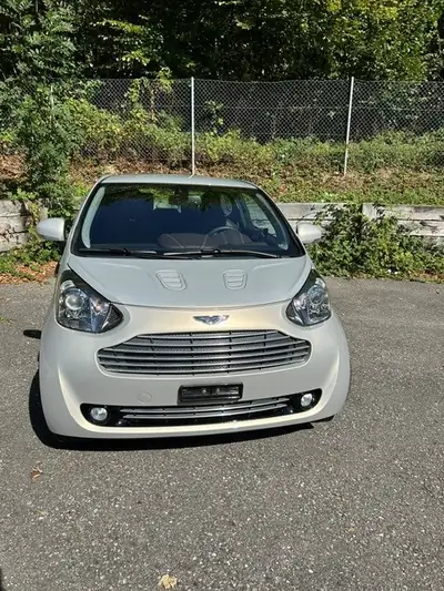 Aston Martin Cygnet 1.33 VVT-i — L'icône urbaine britannique, seulement 20 500 km — fianco
