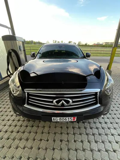 INFINITI QX70 Sport 3.7 V6 AWD — SUV premium dynamique, 104'000 km, sans accident — vue extérieure