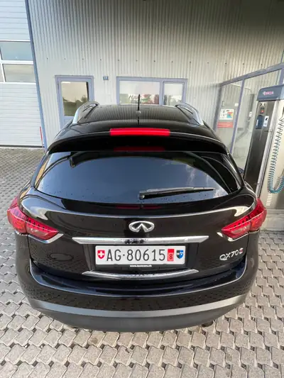 INFINITI QX70 Sport 3.7 V6 AWD — SUV premium dynamique, 104'000 km, sans accident — intérieur
