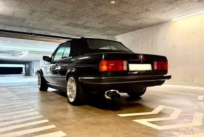 BMW 320i Cabriolet 1989 — Roadster vintage authentique, moteur 6-cylindres, cuir sport — arrière