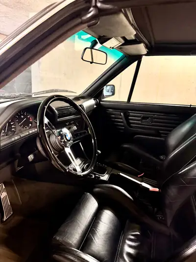 BMW 320i Cabriolet 1989 — Roadster vintage authentique, moteur 6-cylindres, cuir sport — tableau de bord